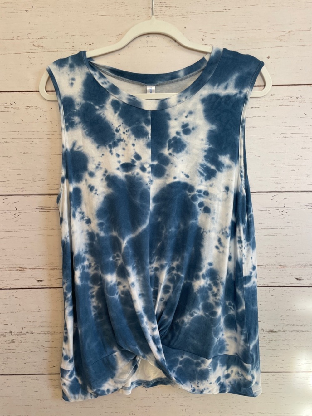 YSYOKOW Blue and White Tie-Dye Sleeveless Twist Front Top, size XL